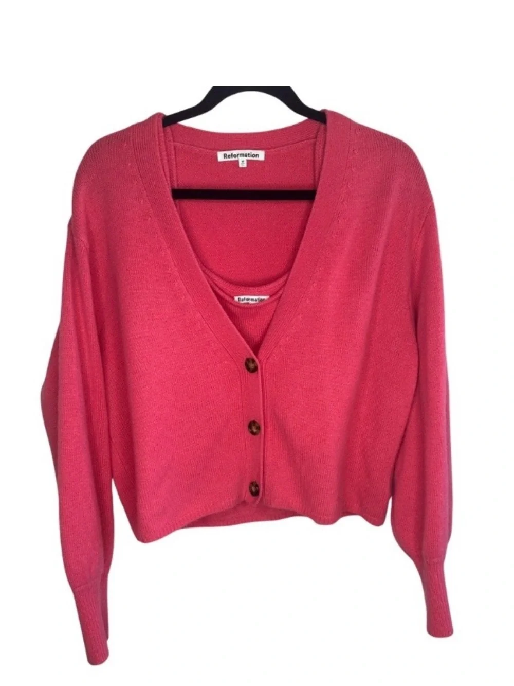 Reformation neck includes
